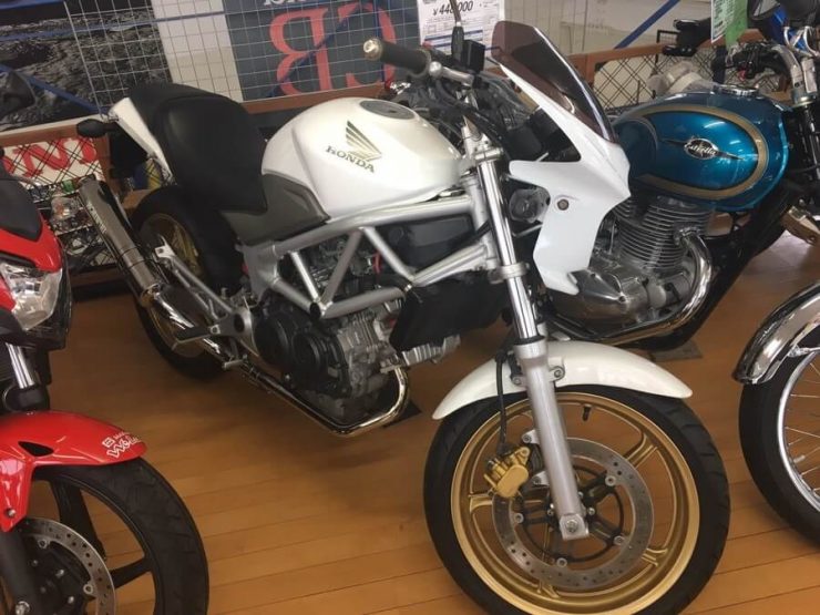 ホンダの白いバイク