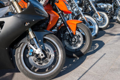 並んで停められているバイク