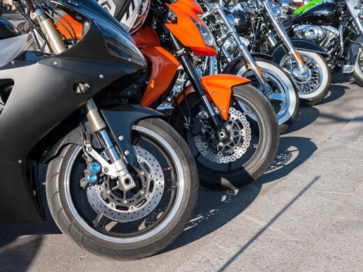 並んで停められているバイク