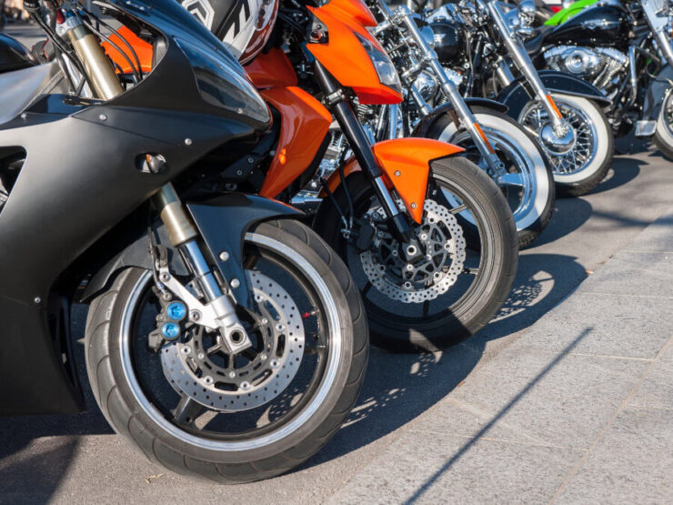 並んで停められているバイク