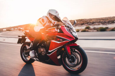 スピードを出して走るバイク