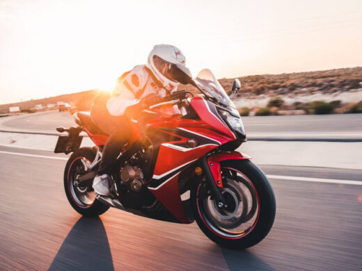 スピードを出して走るバイク